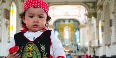 La tradición de vestir a los niños con traje tradicional el Día de la Virgen de Guadalupe