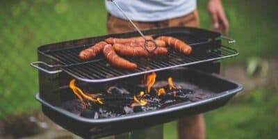 ¿Cómo encender el carbón en una parrilla?