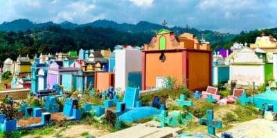 El colorido cementerio general de Chichicastenango