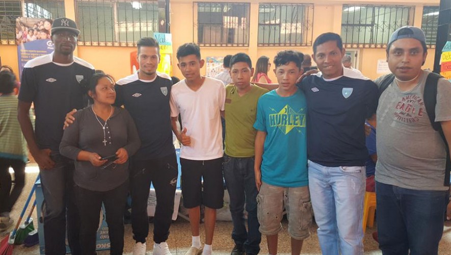 Selección nacional de fútbol ayudando al Cambray