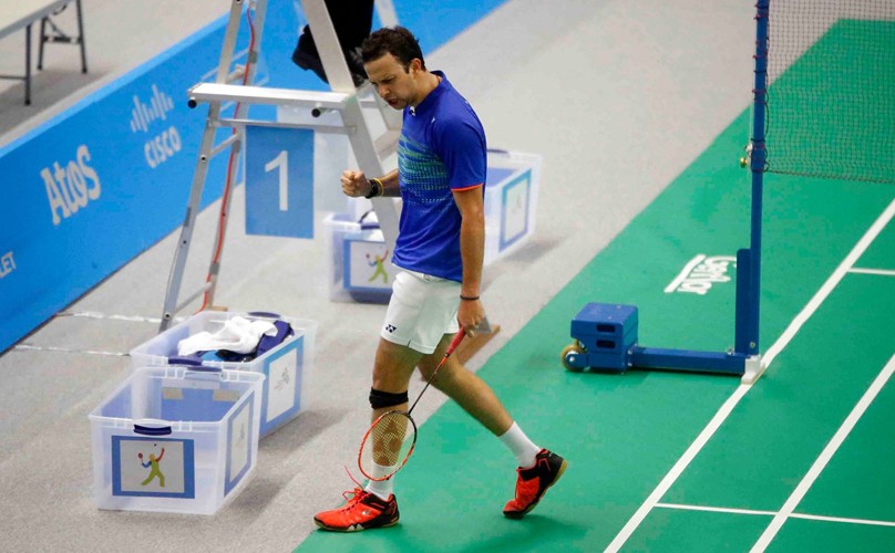 Kevin Cordón juega bádminton