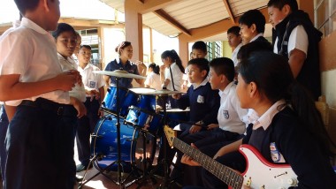 Niños del Centro Escolar "Miguel Magone" con los instrumentos donados por Michel Alvizures y Ricardo Estrada.