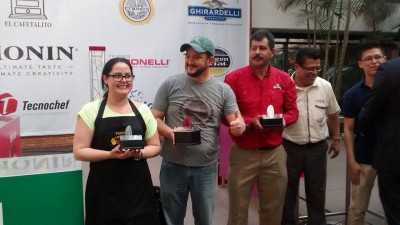 Betty Leiva —segundo lugar—, Héctor González —primer lugar— y Norberto Ortíz —tercer lugar—. (Foto: Café Divino)