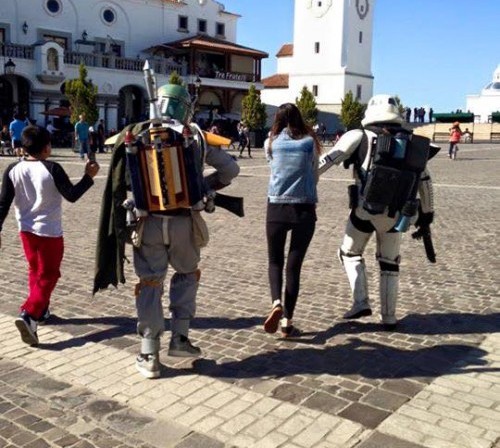 Bobba Fet y Sandtrooper "secuestraron" a la joven para llevarla al lugar de la propuesta. (Foto: Sergio Sosa)