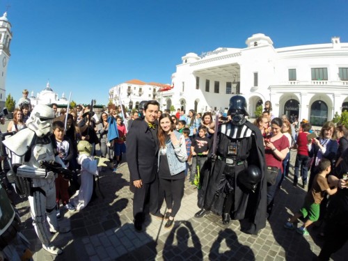 La pareja comprometida y los espectadores. (Foto: Sergio Sosa)