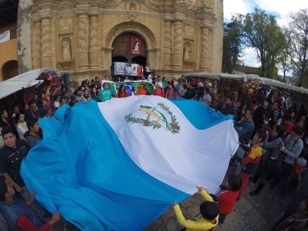 Guatemaltecos y mexicanos, crean el dialogo y la unión en oración por la paz del mundo y por los migrantes. (Foto: Al Vaticano X Guate)