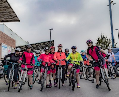 Las chicas se reunieron en Majadas para comenzar a recorrer la ciudad en bicicleta. (Foto: J Andrés Gálvez-Sobral)