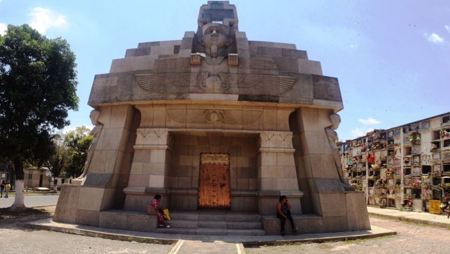 Un Tour por el Cementerio General
