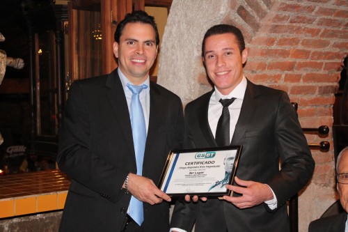 Diego Ríos —derecha— obtuvo el tercer lugar en los Premios Universitarios ESET de América Latina. (Foto: Cortesía de Juan Pablo Mijangos)