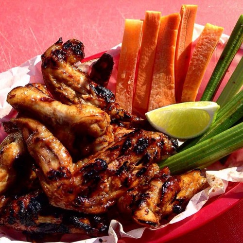 Alitas de pollo bañadas en aderezos, elaboradas con ingredientes naturales y frescos, sin fritura. (Foto: Utz Appetit)