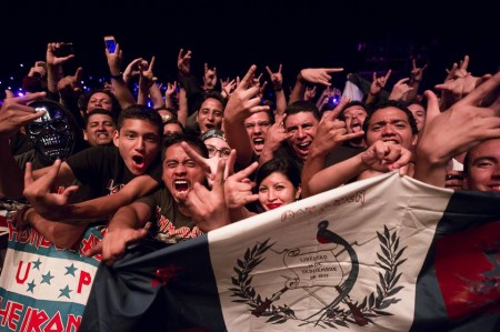 Guatemaltecos en primera fila. (Foto: Iron Maiden)