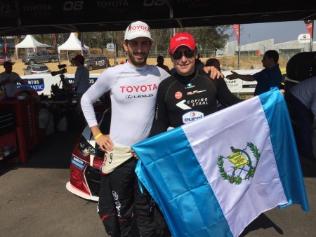 El guatemalteco Andrés "Lush" Saravia junto al piloto costarricense Jose Montalto. (Foto: Andres "Lush" Saravia)