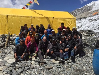 El equipo Altitude Junkies en donde se encuentra la guatemalteca Barbara Padilal —con vestimenta rosada—. (Foto: Shuwer David López) 