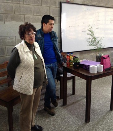Olga Alfaro haciendo entrega de los árboles en una escuela de Huehuetenango. Foto: Olga Alfaro Huehuetenango Verde) 