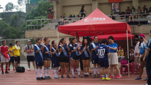 El equipo femenino durante la premiación. (Foto: Javier León)