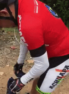 Ciclistas regalan zapatos