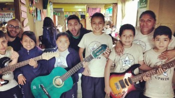 Skalda2 junto a los niños de Villa Nueva.