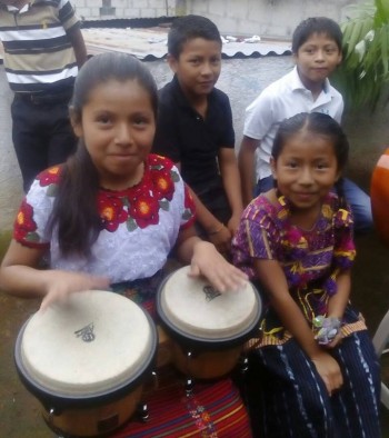 Niños de San Lucas Tolimán con los instrumentos donados por Skalda2.