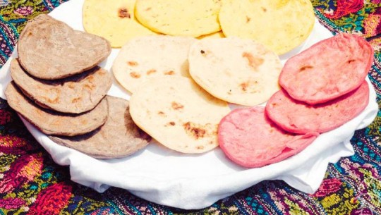 en Guatemala hay tortillas de maíz rosadas, amarillas, blancas, negras y verdes