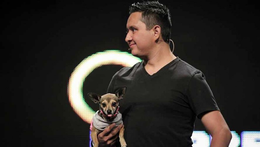 El entrenador de perros Erick Cruz de Guatemala presenta su primer libro