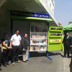 Estación de lectura en la Sexta Avenida de la ciudad de Guatemala 