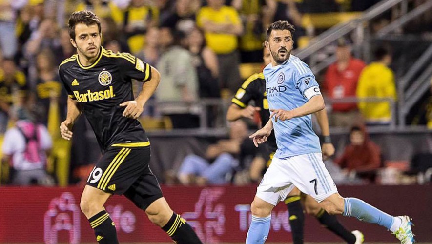 Rodrigo Saravia y David Villa