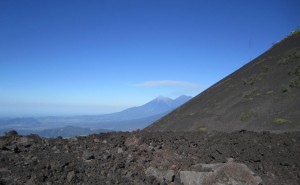 vista-del-pacaya-a-acate-y-fuego