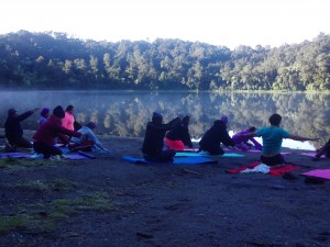 yoga en la laguna chicabal