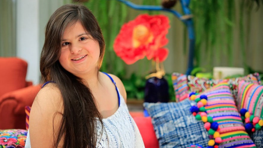 Ale Mendoza comparte un video junto a la diseñadora guatemalteca Isabella Springmuhl