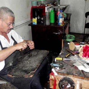 Arregla zapatos en Guatemala 