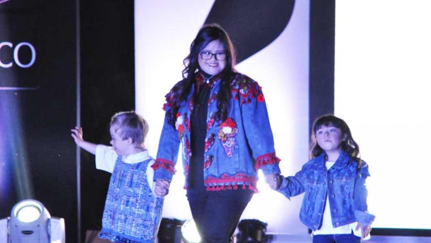 Diseñadora guatemalteca Isabella Springmuhl presenta colección en pasarela inclusiva