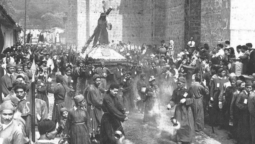 Imágenes antiguas que muestran cómo eran antes las procesiones en Antigua Guatemala