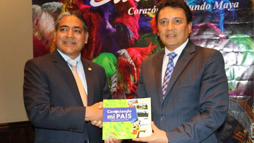 Inguat entrega nueva guía turística para niños al Ministerio de Educación