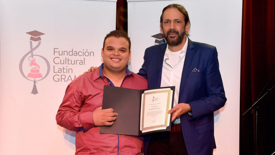 Músicos guatemaltecos podrán aplicar a la beca Juan Luis Guerra