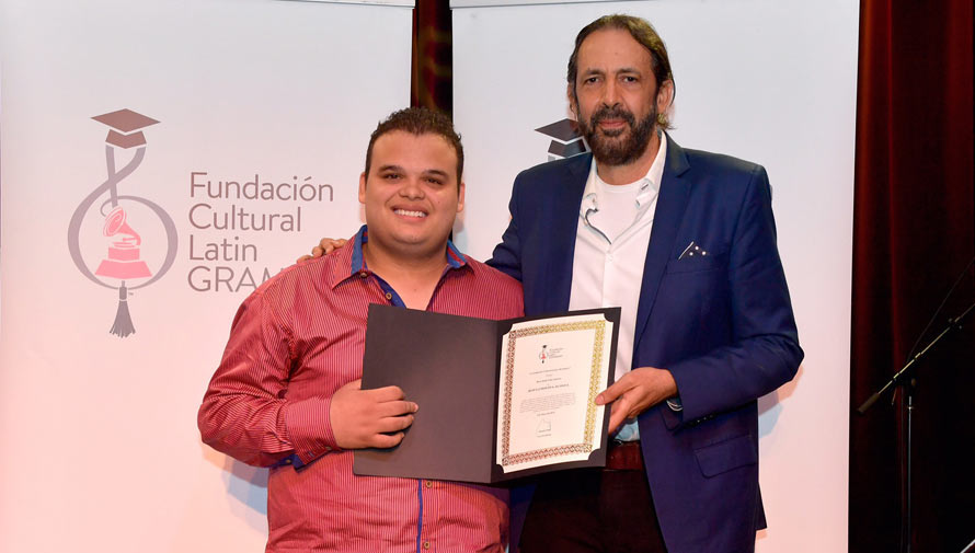 Músicos guatemaltecos podrán aplicar a la beca Juan Luis Guerra