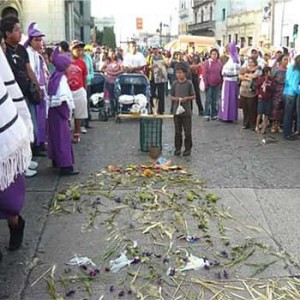 Niño guatemalteco que elabora alfombras con desechos se vestirá de cucurucho para Semana Santa 2017