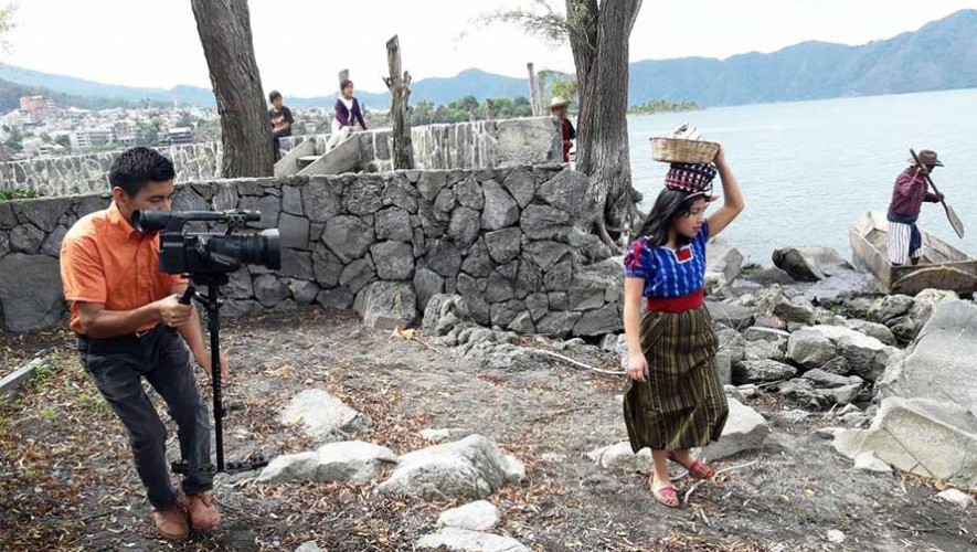 Niños de Santiago Atitlán realizan grabación de la obra Blancanieves y los 7 enanitos