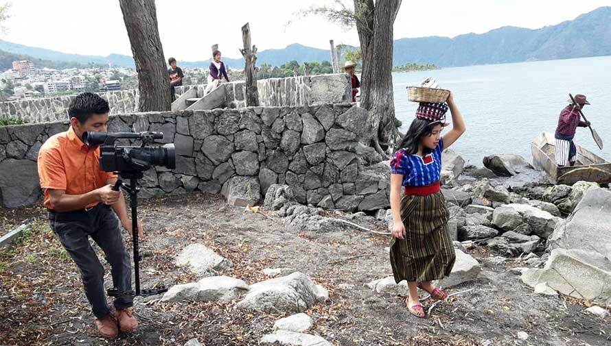 Niños de Santiago Atitlán realizan grabación de la obra Blancanieves y los 7 enanitos