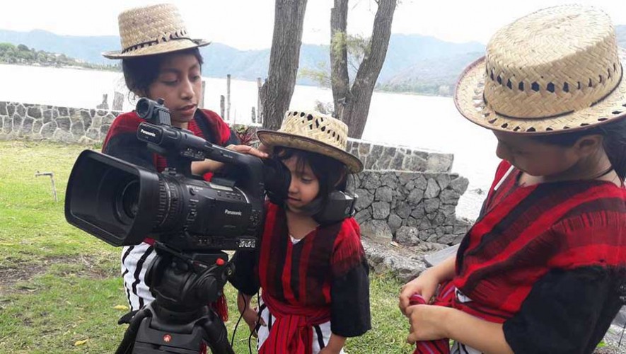 Niños de Santiago Atitlán realizan grabación de la obra Blancanieves y los 7 enanitos