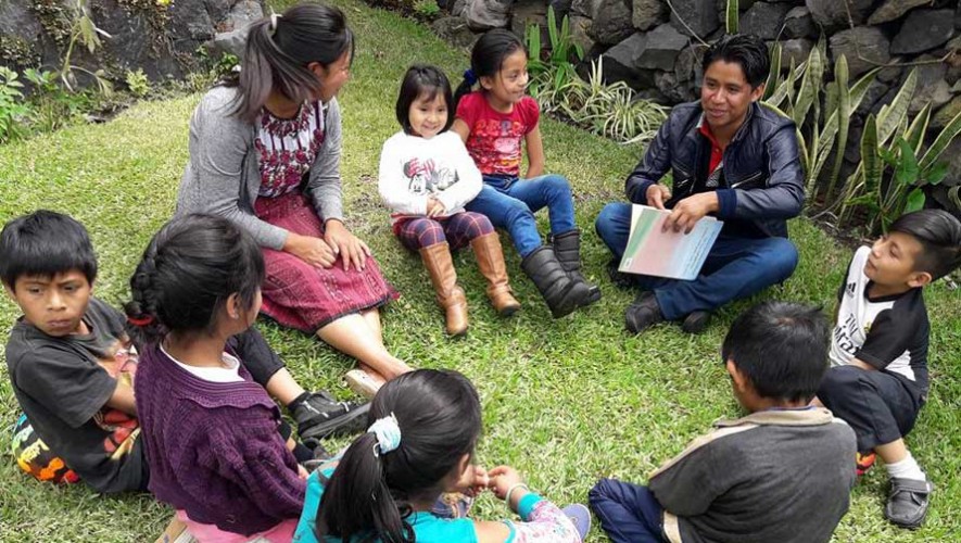 Niños del municipio de Santiago Atitlán realizan grabación de la obra Blancanieves y los 7 enanitos