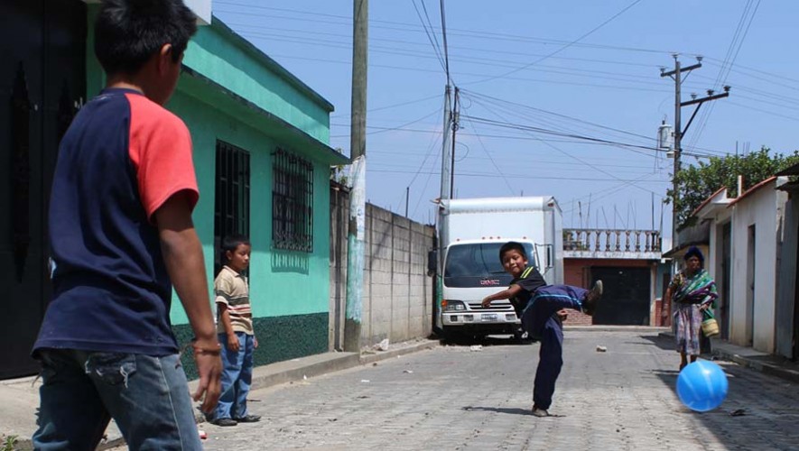 Niños juegan futbol en las calles de Guatemala