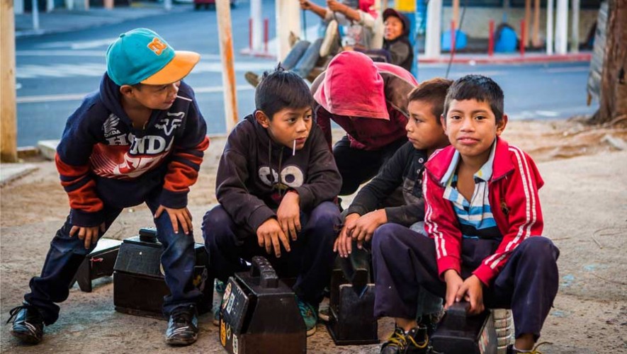Otorgan becas de estudio a niños y jóvenes lustradores en Guatemala 2017