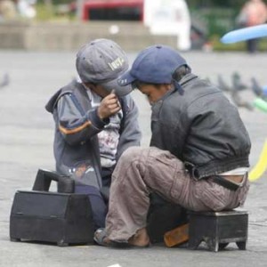 Otorgan becas de estudio a niños y jóvenes lustradores en Guatemala