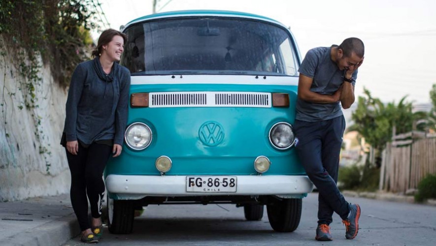 Pareja realiza viaje de Chile a Guatemala por tierra en una combi Volkswagen
