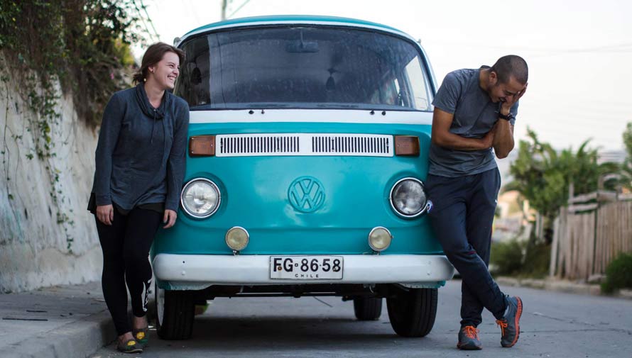Pareja realiza viaje de Chile a Guatemala por tierra en una combi Volkswagen