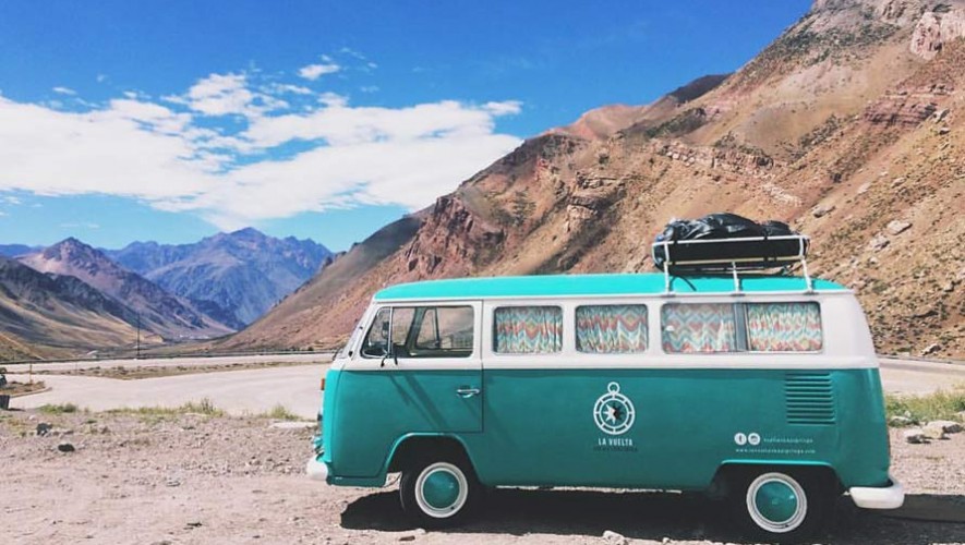 Realizan viaje de Chile a Guatemala por tierra en una combi Volkswagen modelo 77