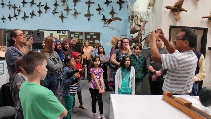 René Corado, el guatemalteco que es gerente del Western Foundation of Vertebrate Zoology y escritor de el libro El Lustrador