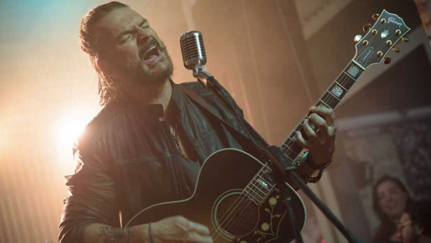 Ricardo Arjona pide a sus fans que compartan un video interpretando su canción Ella