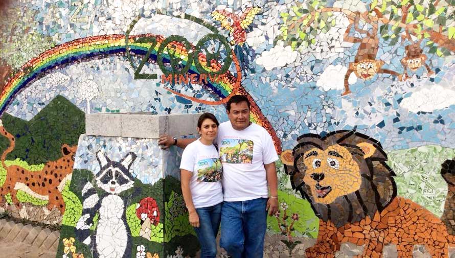 Alejandro Anléu de Quetzaltenango crea obras en vidrio reciclado y esculturas en 3D