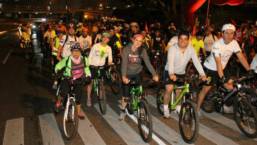 Bicitour nocturno en la ciudad de Guatemala por los niños con Autismo